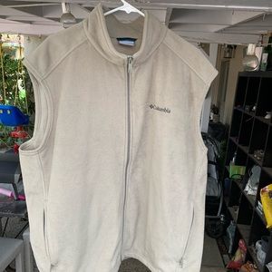 Men’s fleece vest.